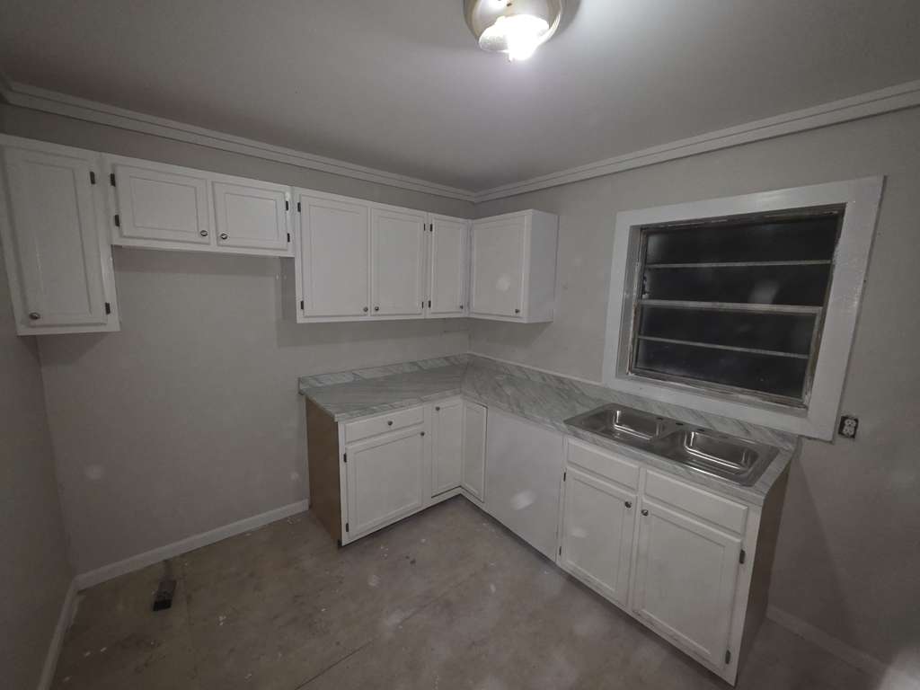 Jacksonville kitchen after new cabinet installation and countertop